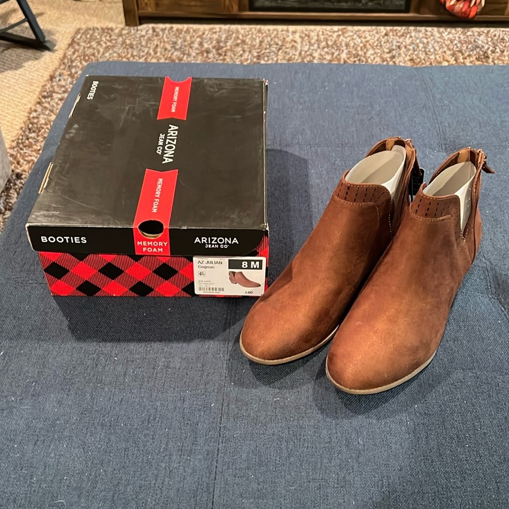 NWT Arizona Jean Co. cognac leather ankle boots with memory foam (size 8M)